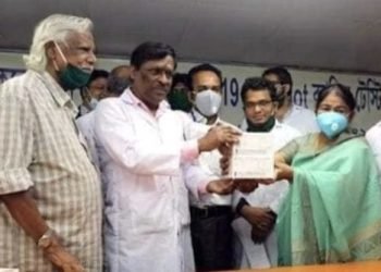 সরকারের কেউ আসেনি, বিএসএমএমইউ ও সিডিসিকে করোনা পরীক্ষার কিট হস্তান্তর করল গণস্বাস্থ্য কেন্দ্র