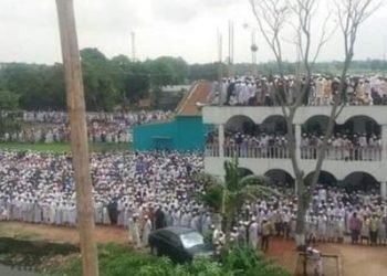 ব্রাহ্মণবাড়িয়ায় লকডাউনের মধ্যে জানাজায় হাজার হাজার মানুষ