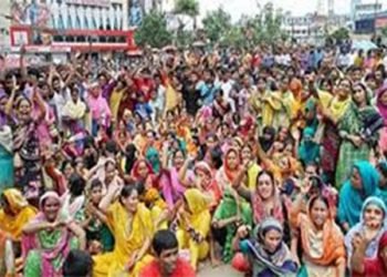 বকেয়া বেতনের দাবিতে রাজধানীজুড়ে গার্মেন্টস শ্রমিকদের বিক্ষোভ
