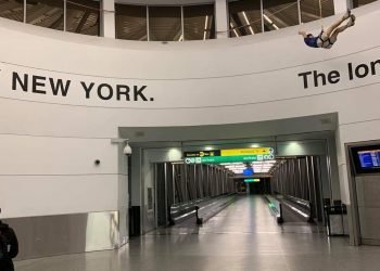 নিউইয়র্কের জেএফকে এয়ারপোর্ট : করোনায় জনশূন্য