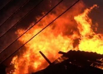 নারায়ণগঞ্জে মার্কেটে আগুন