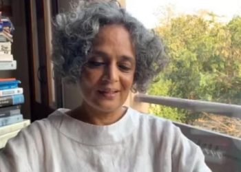 কী রকম সমাজে আমরা বাস করি, সব সামনে চলে এসেছে: অরুন্ধতী রায়