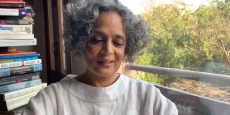 কী রকম সমাজে আমরা বাস করি, সব সামনে চলে এসেছে: অরুন্ধতী রায়