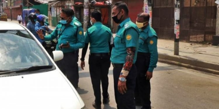 সামাজিক দূরত্ব না মানায় ঢাকায় ৫৯ মামলা, জরিমানা