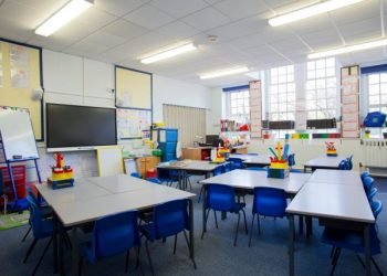 ব্রিটেনে সামাজিক দূরত্ব বজায় রেখে ক্লাশ নেয়ার মতো শ্রেণীকক্ষ  নেই : শিক্ষক ইউনিয়ন