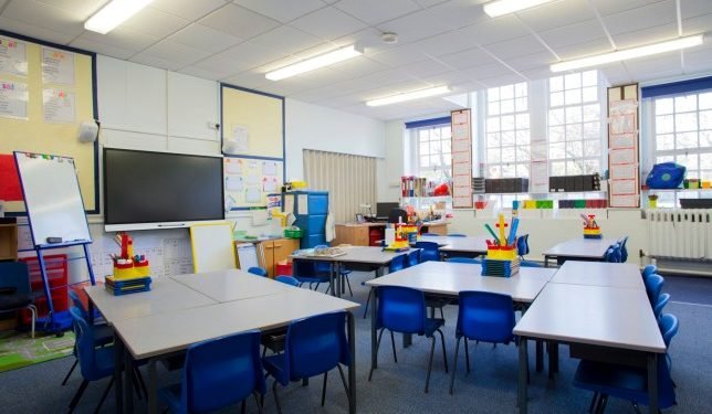 ব্রিটেনে সামাজিক দূরত্ব বজায় রেখে ক্লাশ নেয়ার মতো শ্রেণীকক্ষ  নেই : শিক্ষক ইউনিয়ন