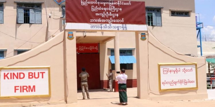 মিয়ানমারে করোনায় মৃত্যুর খবর প্রকাশের দায়ে সম্পাদকের ২ বছরের জেল