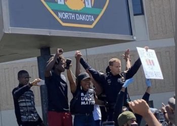 জর্জ ফ্লয়েডের মৃত্যু: আমেরিকা জুড়ে কারফিউ ব্যাপক  বিক্ষোভ