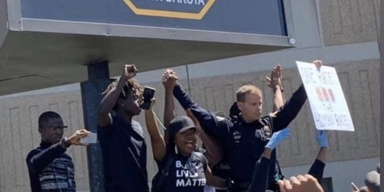 জর্জ ফ্লয়েডের মৃত্যু: আমেরিকা জুড়ে কারফিউ ব্যাপক  বিক্ষোভ