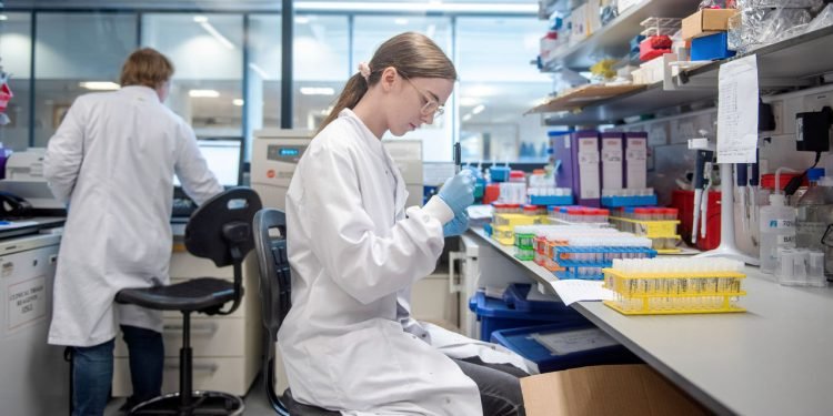 অক্সফোর্ডের ভ্যাকসিনে করোনা জয়ের আশা