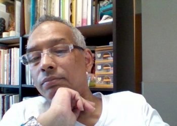 দূরবীনে দূরের জানালা