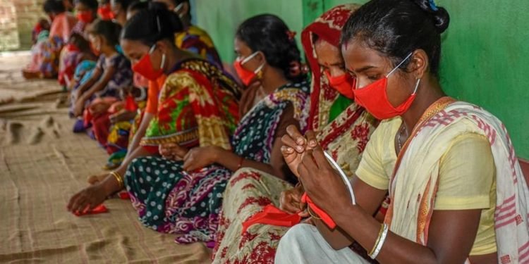 করোনাকালে গাইবান্ধায় আদিবাসী নারীদের ব্যতিক্রমী নিজস্ব উদ্যোগ