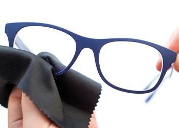 করোনা সতর্কতায় চশমা পরিষ্কার করবেন কিভাবে