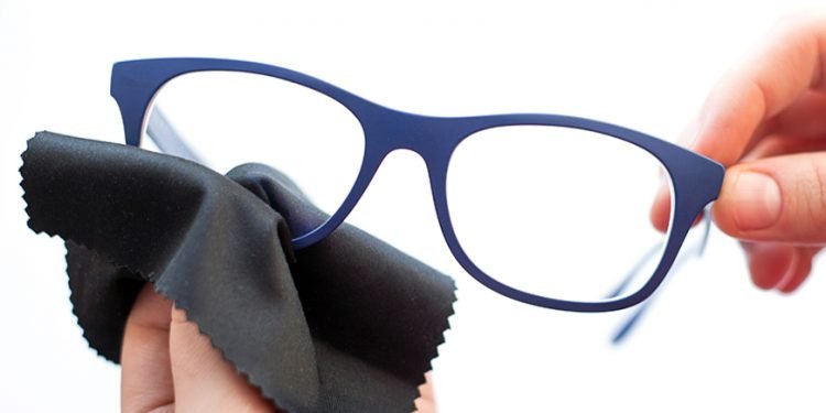 করোনা সতর্কতায় চশমা পরিষ্কার করবেন কিভাবে