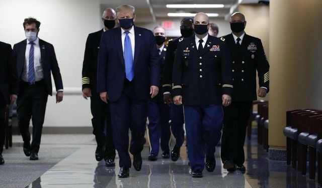 প্রথমবারের মতো অবশেষে প্রকাশ্যে মাস্ক পরেছেন ট্রাম্প!