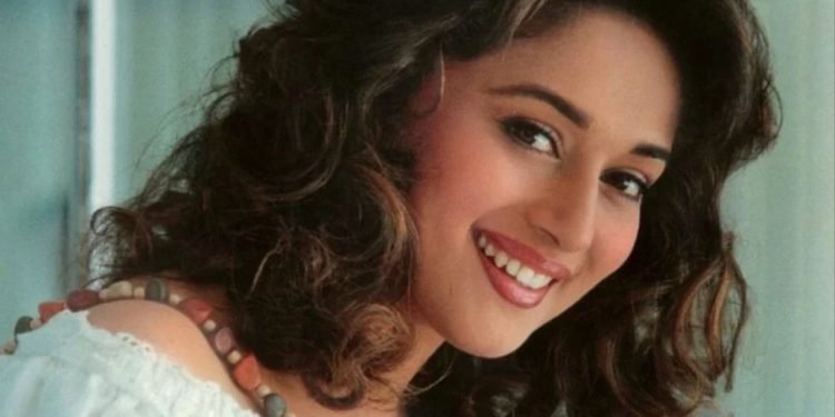 ঘনিষ্ঠ দৃশ্যে দুই বিখ্যাত অভিনেতার ‘আচরণে’ অস্বস্তিতে পড়েছিলেন মাধুরী