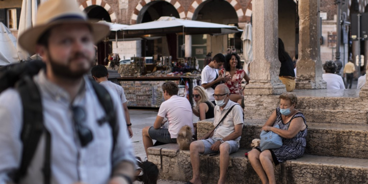 করোনার নতুন সংক্রমণের উর্ধ্বগতির ব্যাপারে সতর্কবার্তা দিয়েছে ইতালী