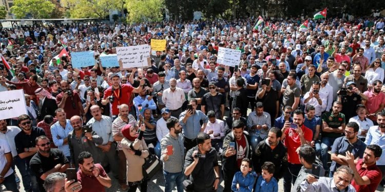 জর্ডানে শিক্ষকদের ওপর দমন-পীড়ন, গ্রেফতার ১০০০