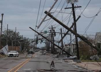 যুক্তরাষ্ট্রে ঘূর্ণিঝড় লরার তাণ্ডবে মৃত্যু বেড়ে ১৪