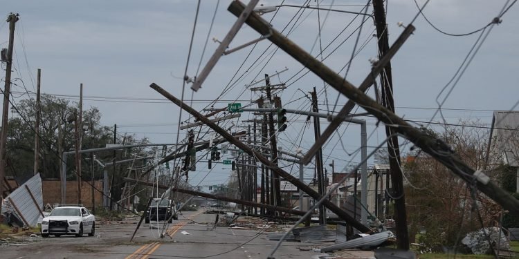 যুক্তরাষ্ট্রে ঘূর্ণিঝড় লরার তাণ্ডবে মৃত্যু বেড়ে ১৪