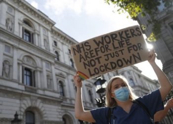 ‘তারা আমাদের পিঠে ছুরিকাঘাত করেছে’- এনএইচএস কর্মীরা কেন শনিবার যুক্তরাজ্য জুড়ে প্রতিবাদ করছেন?