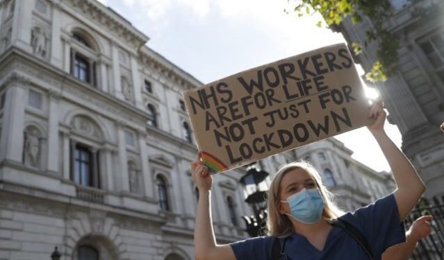 ‘তারা আমাদের পিঠে ছুরিকাঘাত করেছে’- এনএইচএস কর্মীরা কেন শনিবার যুক্তরাজ্য জুড়ে প্রতিবাদ করছেন?