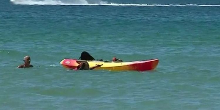 পতুর্গালের প্রেসিডেন্ট ডিঙ্গি উল্টে বিপদে পড়া দুই নারীকে উদ্ধারে সাগরে ঝাপিয়ে পড়লেন