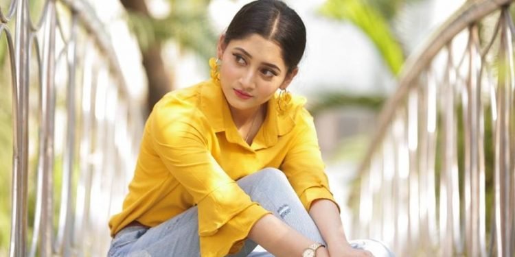 মধ্যরাতে মাথা ফেটে গেছে চিত্রনায়িকা পূজা চেরির