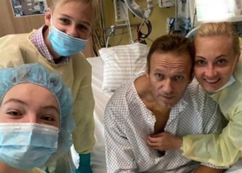 হোটেল কক্ষে পানির বোতলে নোভিচোকের নমুনা পাওয়া গেছে বলে জানিয়েছে নাভালনির দল