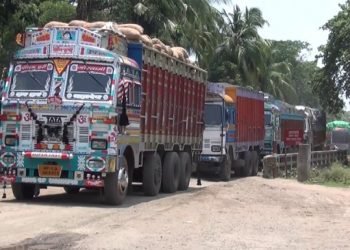 আটকেপড়া পেঁয়াজের ট্রাক বিভিন্ন স্থলবন্দর দিয়ে দেশে ঢুকবে আজ