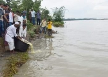 ভাঙ্গন ঠেকানো: নদীকে খাওয়ানো হলো খিচুড়ি