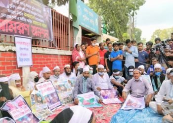 পুলিশ ফাঁড়ির সামনে আমরণ অনশনে রায়হানের মা