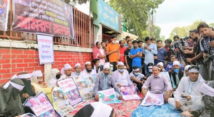 পুলিশ ফাঁড়ির সামনে আমরণ অনশনে রায়হানের মা