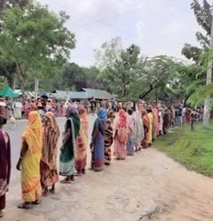 মজুরি বৃদ্ধি ও চুক্তি বাস্তবায়নের দাবিতে চা শ্রমিকদের মানববন্ধন