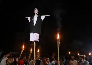 স্বরাষ্ট্রমন্ত্রীর কুশপুত্তলিকা দাহ, অনতিবিলম্বে পদত্যাগ দাবি