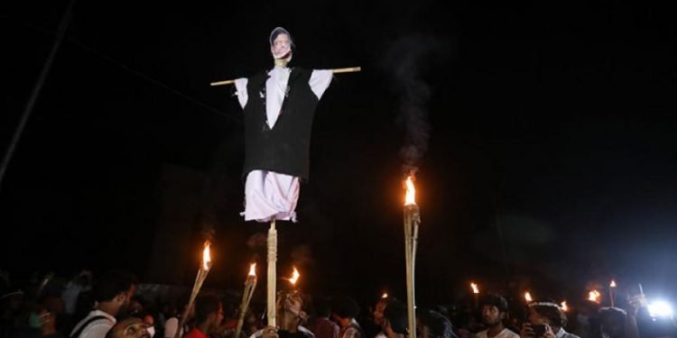 স্বরাষ্ট্রমন্ত্রীর কুশপুত্তলিকা দাহ, অনতিবিলম্বে পদত্যাগ দাবি