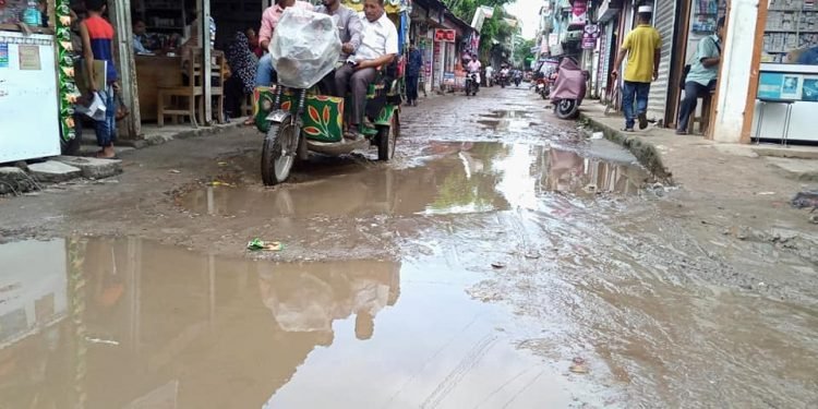 চরফ্যাশন স্বাস্থ্য কমপ্লেক্সে প্রবেশের সড়কটি নিজেই যেন এক মরণফাঁদ!