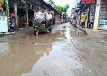 চরফ্যাশন স্বাস্থ্য কমপ্লেক্সে প্রবেশের সড়কটি নিজেই যেন এক মরণফাঁদ!