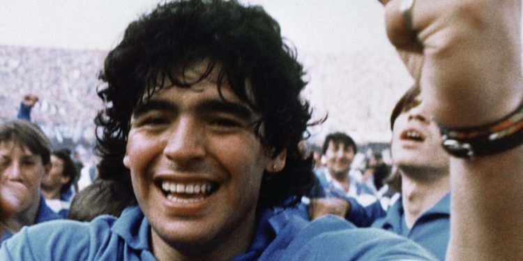 কিংবদন্তি ফুটবলার ম্যারাডোনা আর নেই