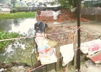 চরফ্যাশনে অবৈধ স্থাপনা উচ্ছেদের পর পুনরায় দখল করে ভবন নির্মাণ