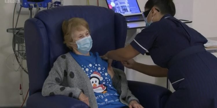 যুক্তরাজ্যে কোভিড টীকা প্রয়োগ শুরু মার্গারেট (৯০)কে দিয়ে