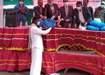 চরফ্যাশনে ইকোট্যুরিজম প্রকল্পের আওতায় নৌকা ও কাঁকড়া চাষের উপকরণ বিতরণ