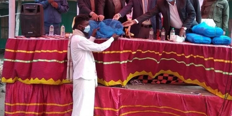 চরফ্যাশনে ইকোট্যুরিজম প্রকল্পের আওতায় নৌকা ও কাঁকড়া চাষের উপকরণ বিতরণ