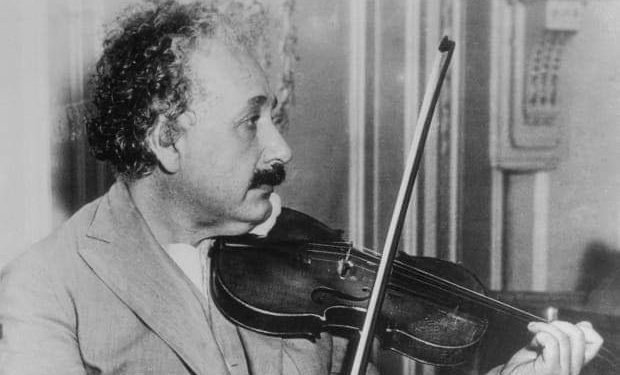 জন্মদিনে রম্য গল্পের উপহার: তুলসীলিক্সে আইনস্টাইনের গোমর ফাঁক