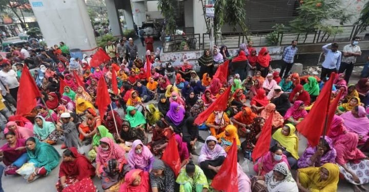 বকেয়া মজুরীর দাবিতে টানা ৭ দিন শ্রমভবনের সামনে শ্রমিকদের অবস্থান চলছে