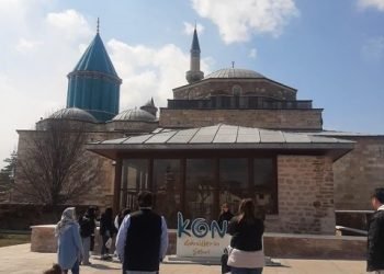 ঘর বানাইছি শূন্যেরও মাঝার