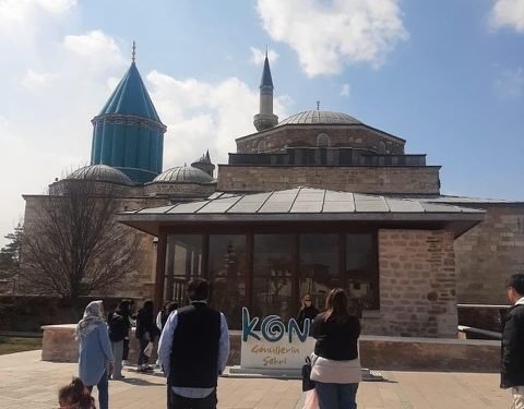 ঘর বানাইছি শূন্যেরও মাঝার