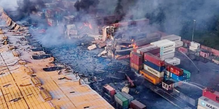 সীতাকুন্ডে কনটেইনারে রাসায়নিক দ্রব্য ছিল তথ্যটা গোপন করায় ফায়ারম্যানসহ এত মানুষের জীবননাশ