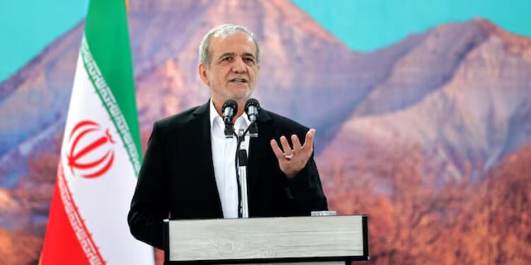 হামলার জন্য প্রতিবেশী দেশগুলোর কাছে ক্ষমা চাইলেন ইরানের প্রেসিডেন্ট